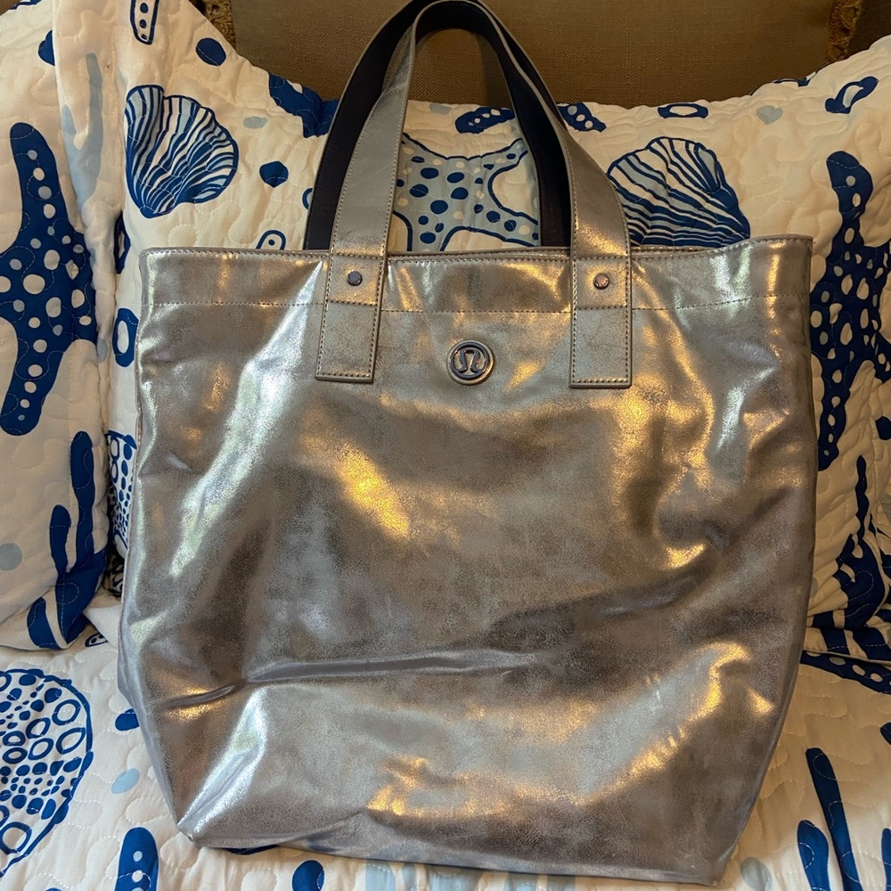 SOLD🚫Lululemon Athletica Silver Tote Bag with dry bag included.